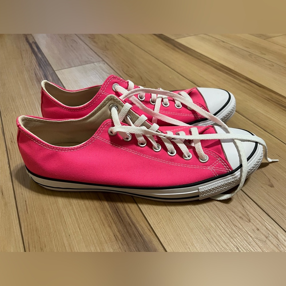 Converse Men’s 10.5/Women's 12.5 Hot Pink Low Top Shoes